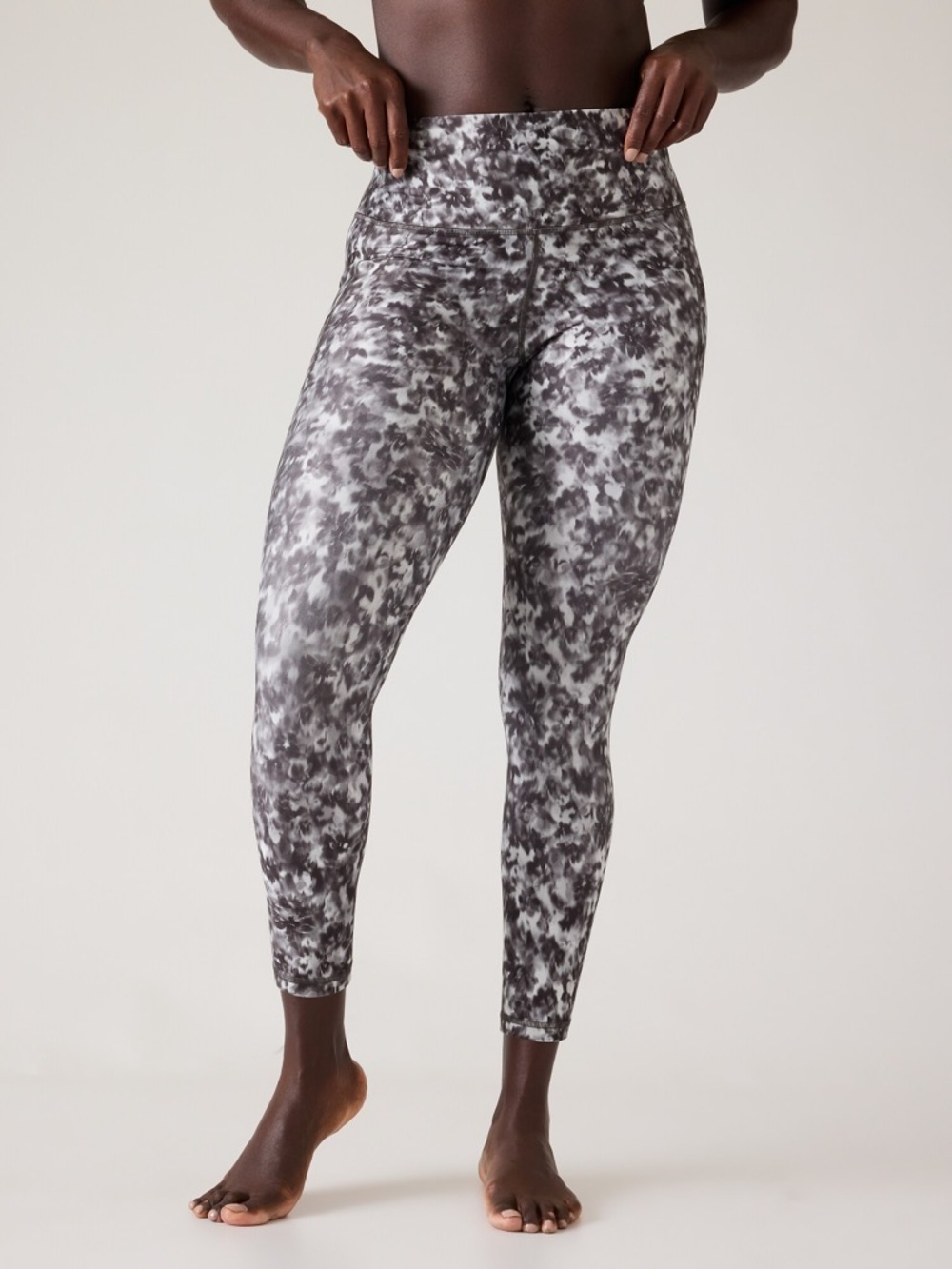 Athleta Grey Print Salutation Stash 7/8 Leggings size Medium